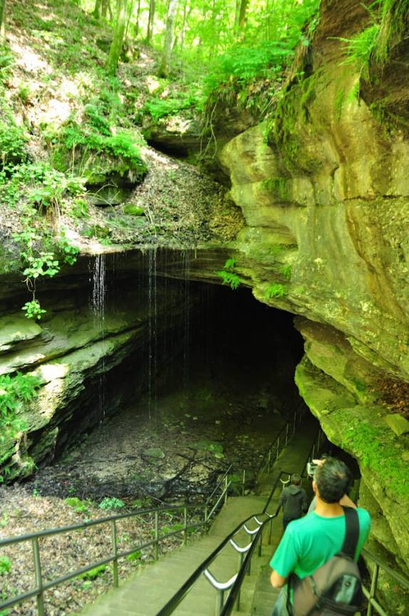 Entrando na Mammoth Cave, a maior caverna do mundo, em Kentucky, nos Estados Unidos